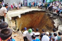 “Hố tử thần” sâu gần 5m bất ngờ xuất hiện... trong nhà