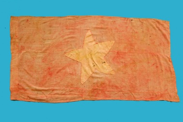 Lá cờ nhuộm bằng máu, được bảo vệ hơn cả tính mạng