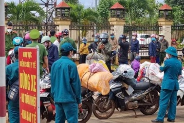 Góp tiền thuê xe chở hơn 120 người "mắc kẹt" ở Đắk Nông về quê tránh dịch