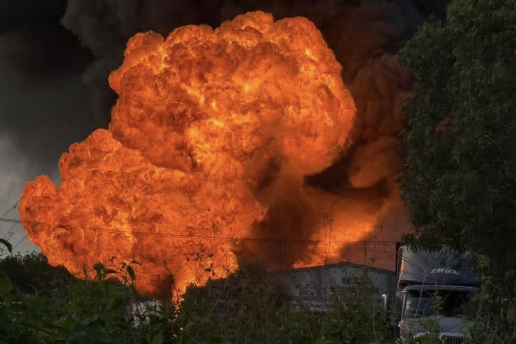 Cháy nhà kho ở TPHCM, cầu lửa bốc lên cuồn cuộn - 2