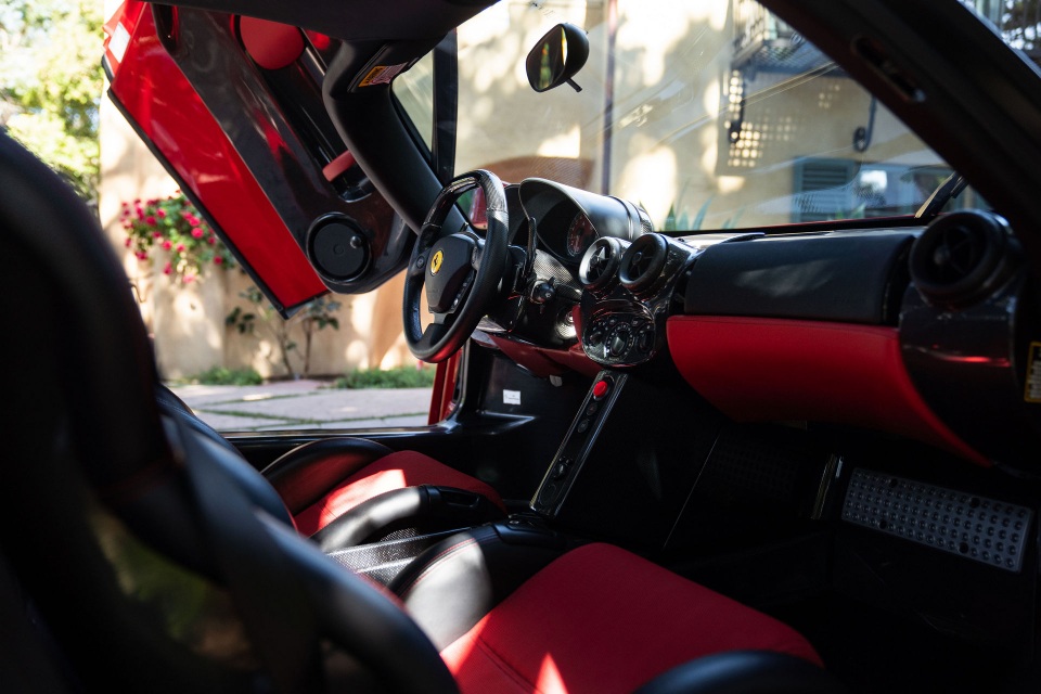 Soi chi tiết siêu xe Ferrari Enzo vừa lập kỷ lục bán đấu giá trực tuyến - 23 Soi chi tiết siêu xe Ferrari Enzo vừa lập kỷ lục bán đấu giá trực tuyến - 23