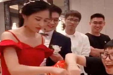 Cô dâu cao tay cứu chú rể thoát khỏi màn "gạ" rượu đáng sợ