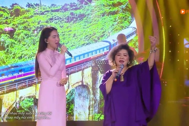 NSND Thanh Hoa và Hòa Minzy song ca "Tàu anh qua núi"