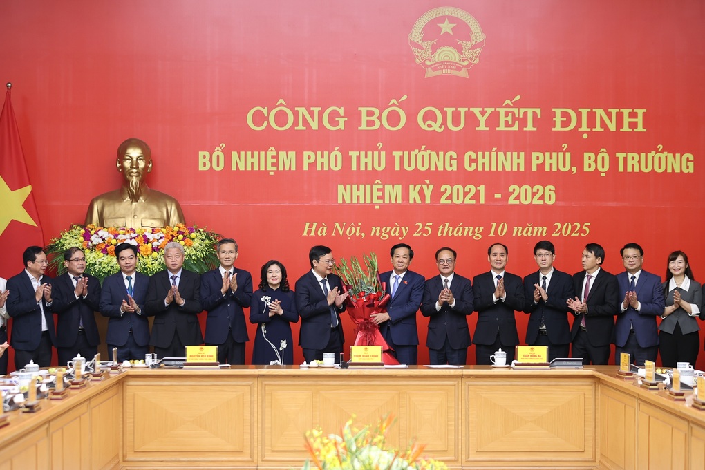 ۲ معاون نخست وزیر جدید و ۳ وزیر حکم انتصاب دریافت کردند - ۳ 2 tân Phó Thủ tướng và 3 Bộ trưởng nhận quyết định bổ nhiệm - 3