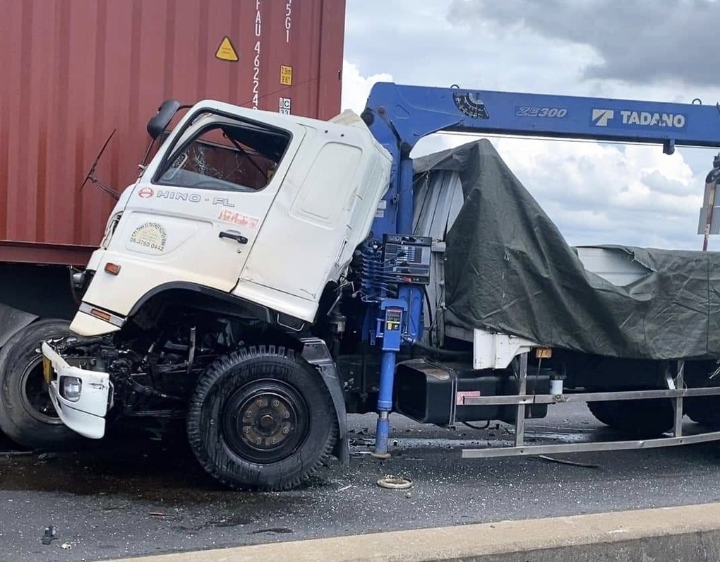 Va chạm xe liên hoàn trên cầu ở TPHCM, giao thông ùn tắc kéo dài - 1