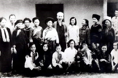 "Đây là bài nói chuyện của Bác với đồng bào, chú xem rồi góp ý cho Bác"