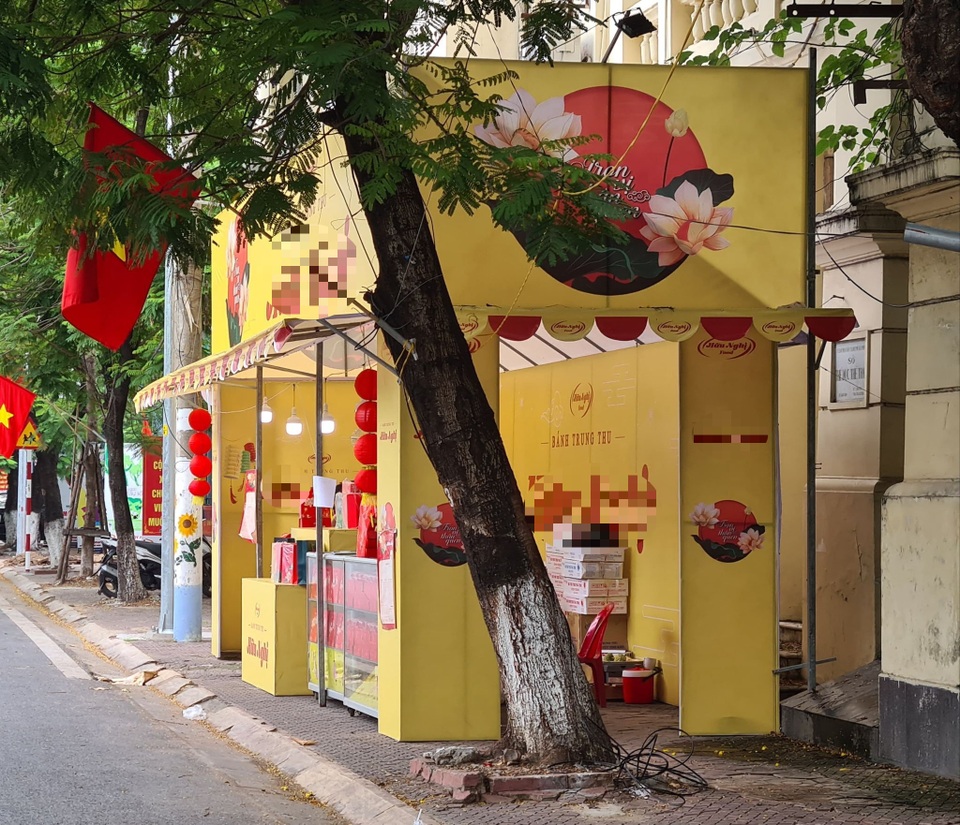 Sở GTVT Hải Phòng dẹp quầy bánh trung thu lấn chiếm vỉa hè - 3 Sở GTVT Hải Phòng dẹp quầy bánh trung thu lấn chiếm vỉa hè - 3
