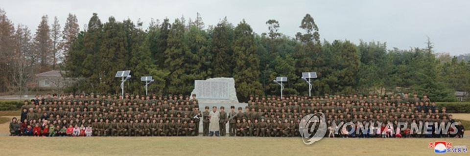 Quân nhân Triều Tiên òa khóc khi gặp ông Kim Jong-un - 5 Quân nhân Triều Tiên òa khóc khi gặp ông Kim Jong-un - 5