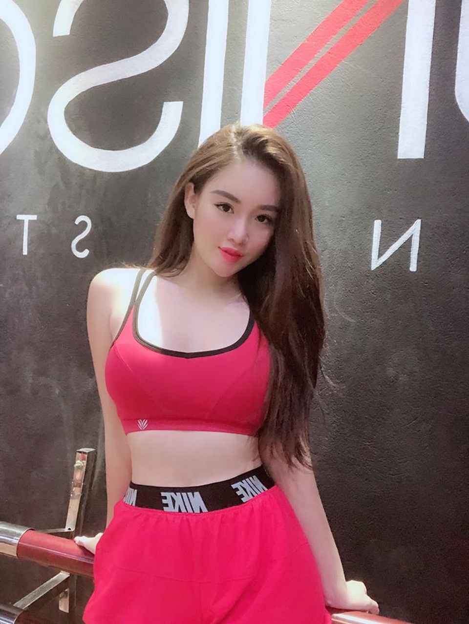 Nữ tiếp viên xinh đẹp dự đoán Việt Nam thắng Thái Lan 2-1 - 4