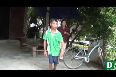 Người đàn ông tàn tật đóng 13 khoản phí.