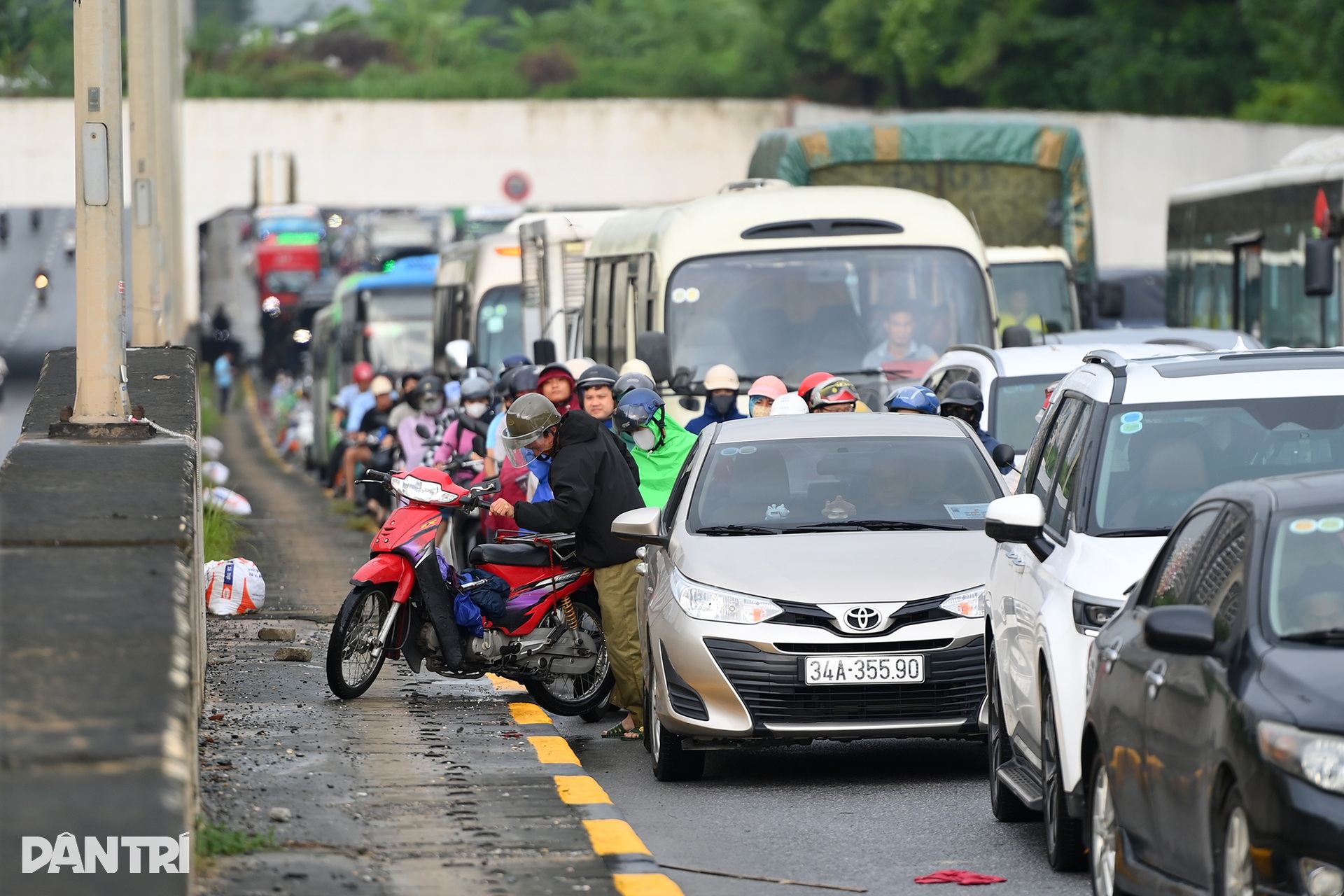 Đại lộ Thăng Long vẫn ngập sâu, ùn tắc kéo dài gần 10km trên cao tốc - 9 Đại lộ Thăng Long vẫn ngập sâu, ùn tắc kéo dài gần 10km trên cao tốc - 9