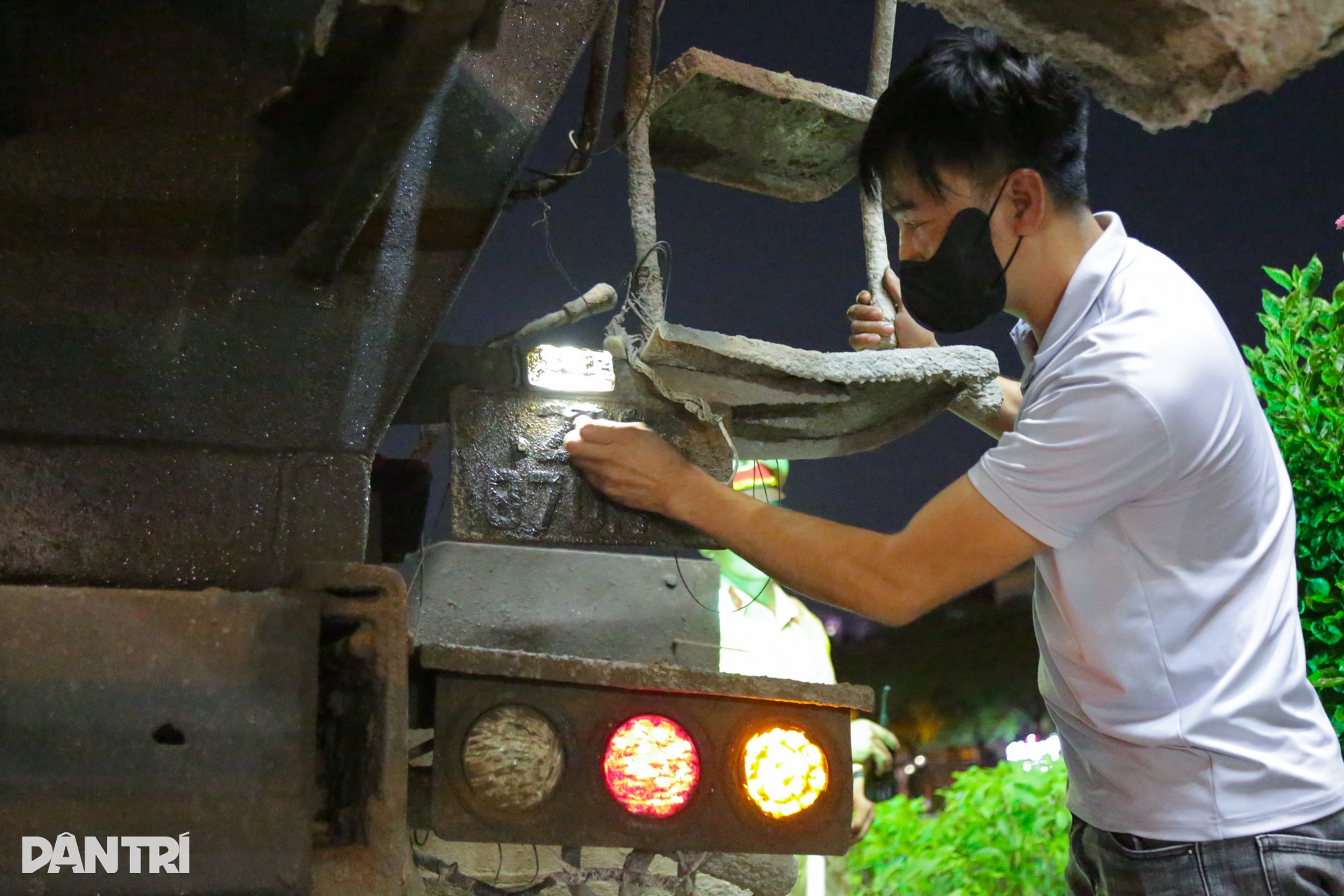 Theo chân CSGT xuyên đêm ghi hình, xử lý tài xế ô tô hổ vồ ở Hà Nội - 6 Theo chân CSGT xuyên đêm ghi hình, xử lý tài xế ô tô hổ vồ ở Hà Nội - 6