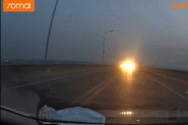 Xe container vừa giương pha gây lóa mắt, vừa chạy ngược chiều