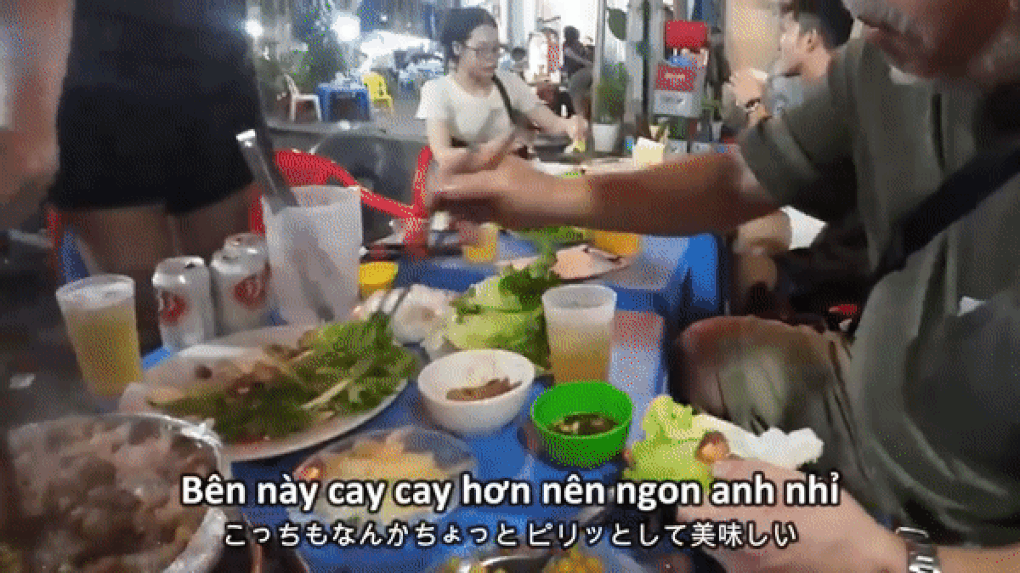 Khách Nhật giật mình tưởng đồ giả khi ăn gà tần đặt trong lon bia ở Hà Nội - 2 Khách Nhật giật mình tưởng đồ giả khi ăn gà tần đặt trong lon bia ở Hà Nội - 2