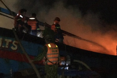 Tàu cá đang neo đậu bất ngờ bị bà hỏa thiêu rụi