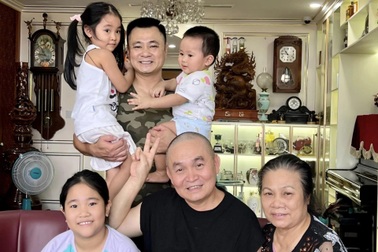 Xuân Hinh đến thăm mẹ Tự Long, kể chuyện bị "Táo xã hội" gọi là... anh