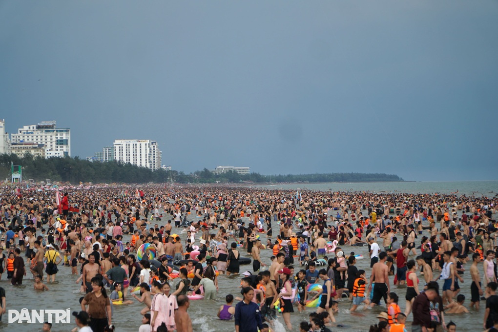 Hot weather, Sam Son is crowded with tourists, many hotels are Nắng nóng, Sầm Sơn đông nghịt du khách, nhiều khách sạn “cháy phòng” - 1