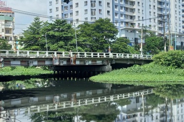 Bé gái sơ sinh bị bỏ rơi trong túi nylon ở TPHCM