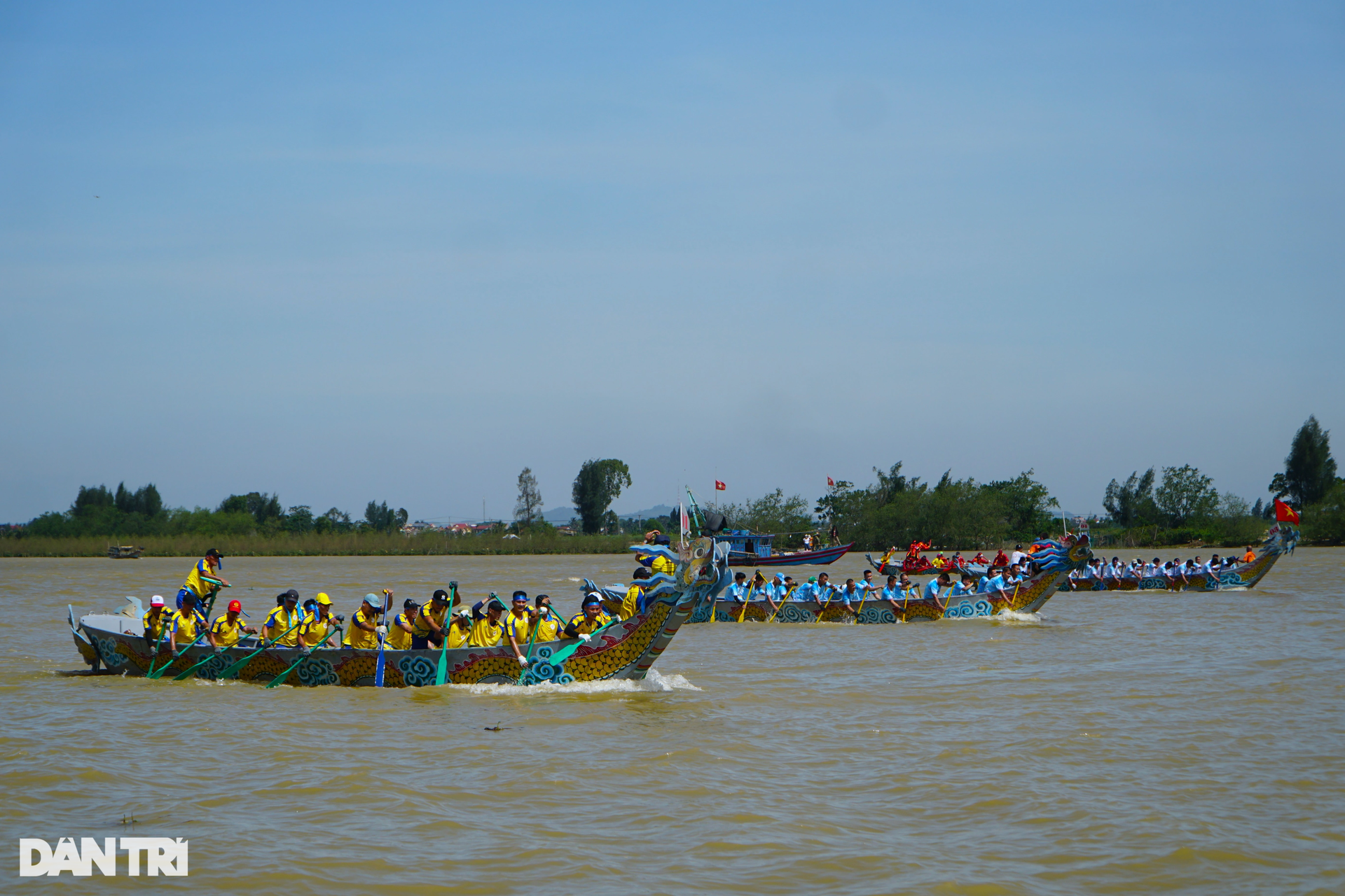 Hàng nghìn người đội nắng gõ xoong, chảo cổ vũ đua thuyền - 2 Hàng nghìn người đội nắng gõ xoong, chảo cổ vũ đua thuyền - 2