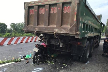 Lao vào xe tải đang đỗ, 2 người nguy kịch