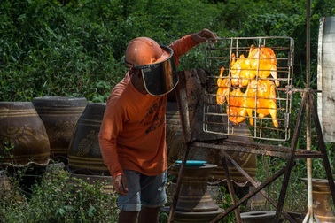 Món gà nướng mặt trời "có một không hai": 20 năm vẫn "cháy hàng" ở Thái Lan