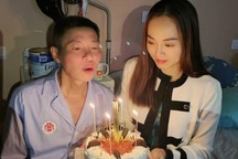 Vợ Công Lý thừa nhận chật vật kinh tế, chồng bật khóc đọc tin Táo Quân