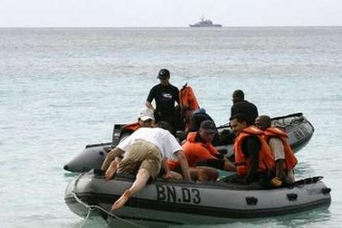 Tàu ngầm phát hiện tín hiệu hộp đen máy bay Yemen