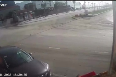 Không làm chủ tốc độ khi vào cua, ô tô lao lên vỉa hè đâm đổ cây