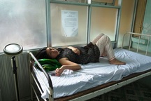 Côn đồ xông vào nhà, đánh sản phụ nhập viện