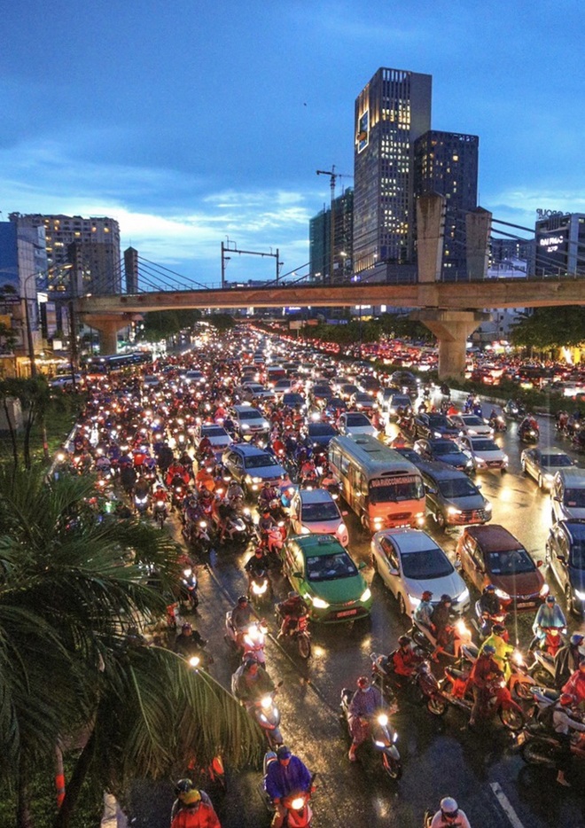 So sánh giao thông TPHCM: Trước giãn cách ùn tắc, nay chỉ còn xe cứu thương - 21 So sánh giao thông TPHCM: Trước giãn cách ùn tắc, nay chỉ còn xe cứu thương - 21