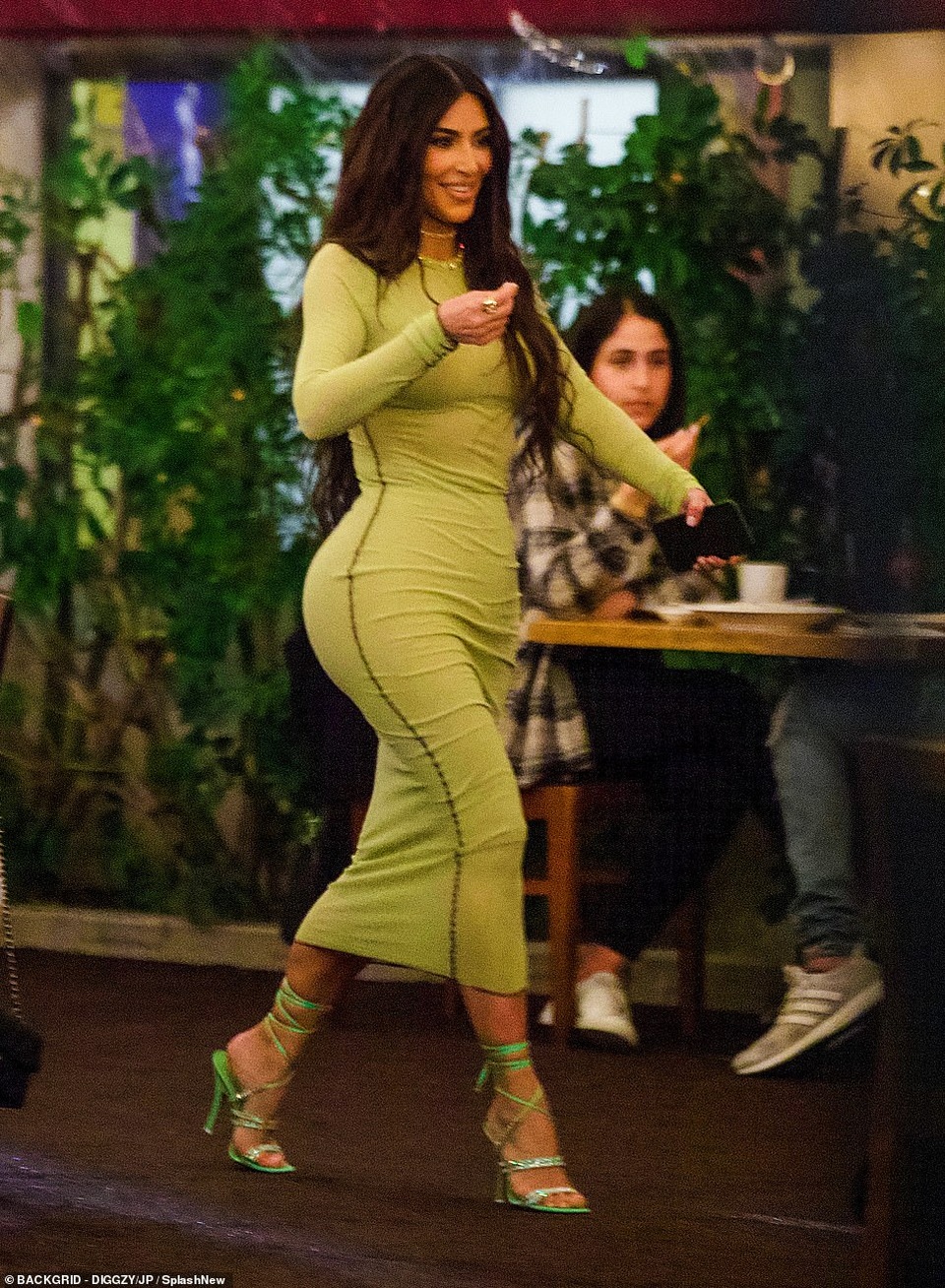 Kim Kardashian diện váy ôm sát đi ăn cùng chị gái - 1 Kim Kardashian diện váy ôm sát đi ăn cùng chị gái - 1