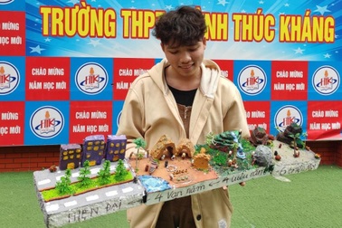 Thầy giáo 9X biến rác thải thành đồ dùng học tập