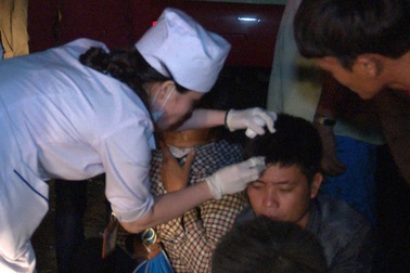 2 giờ nỗ lực cứu 2 nạn nhân mắc kẹt trong xe khách