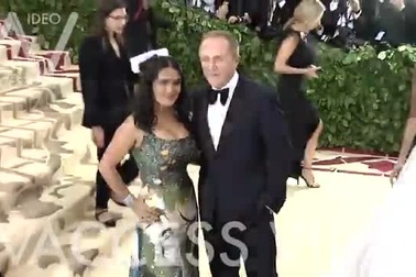 Salma Hayek cùng chồng dự MET gala