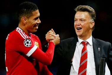 Mải vui chiến thắng, Van Gaal quên cả tên học trò