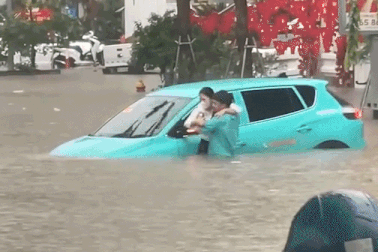 Hà Nội 8 tiếng vật lộn với ngập lụt