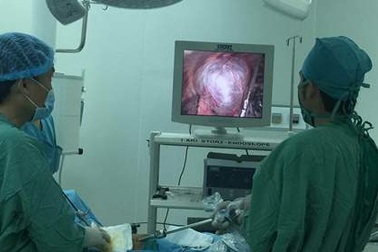 Cứu sống bệnh nhân bị kén khí phổi to bằng lá phổi