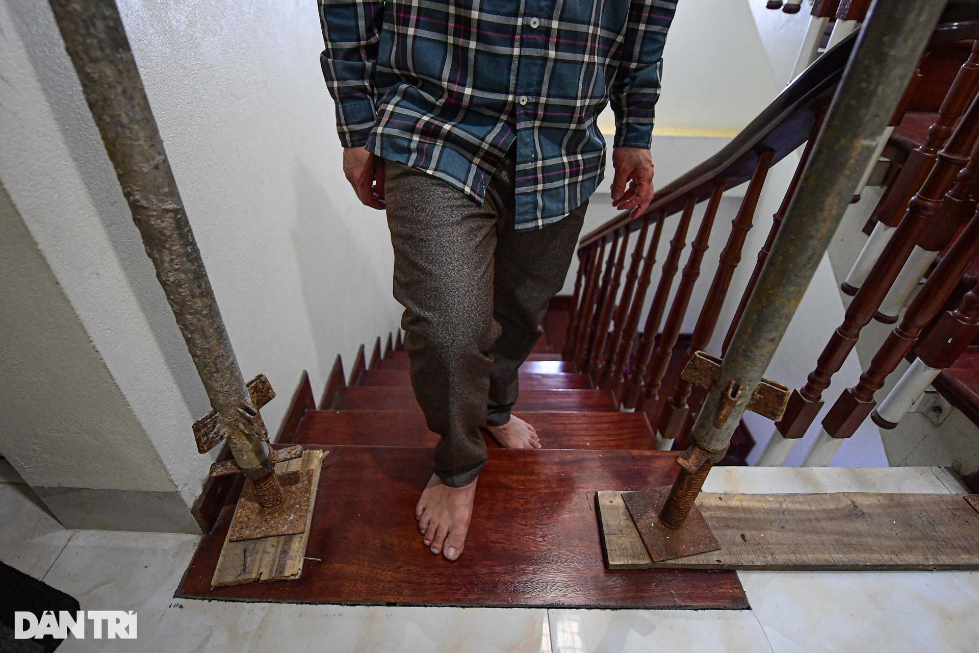 Hà Nội: Hàng loạt nhà rạn nứt phải chống nạng, dân mất ăn mất ngủ - 12 Hà Nội: Hàng loạt nhà rạn nứt phải chống nạng, dân mất ăn mất ngủ - 12