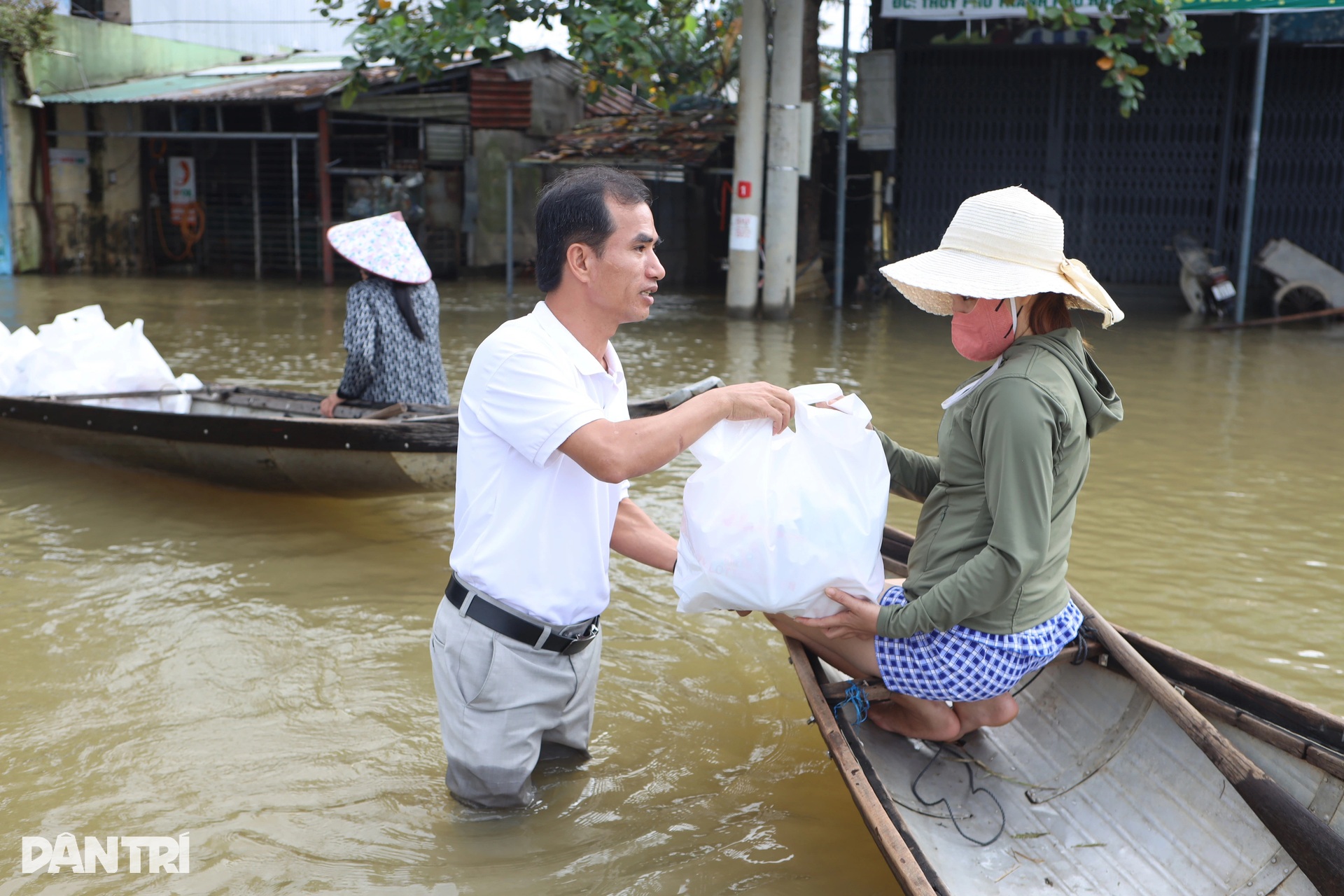 Báo Dân trí ngày đêm mang túi an sinh đến với cư dân vùng lũ ở ngã ba sông - 7 Báo Dân trí ngày đêm mang túi an sinh đến với cư dân vùng lũ ở ngã ba sông - 7