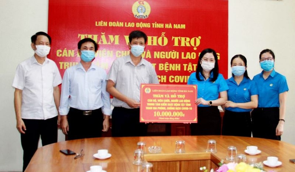 LĐLĐ tặng quà các cán bộ y tế tham gia phòng, chống dịch Covid-19 - 1 LĐLĐ tặng quà các cán bộ y tế tham gia phòng, chống dịch Covid-19 - 1