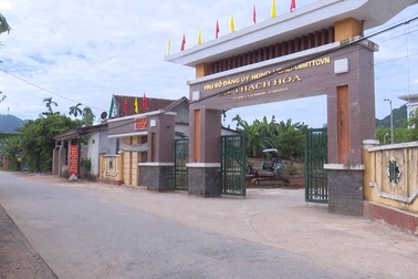 Chưa vào biên chế, 2 cán bộ xã vẫn hưởng lương công chức suốt 10 năm