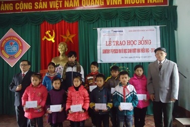 Hà Tĩnh: Trao học bổng đến học sinh nghèo vượt khó