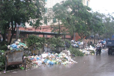 Vụ TP Vinh khốn đốn vì rác: Hàng trăm người lập chốt chặn xe rác