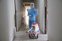 Robot khử khuẩn của trường ĐH chính thức “làm việc” ở khu cách ly