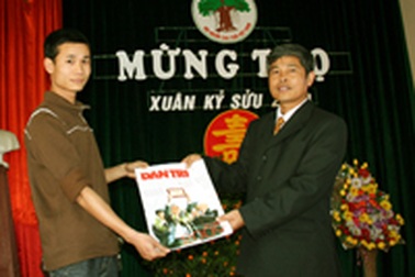 Tặng báo xuân KH&DT cho Hội Khuyến học huyện Diễn Châu