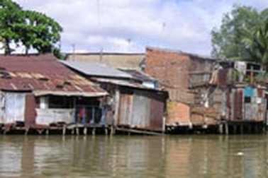 Hết lấn đường lại lấn sông!