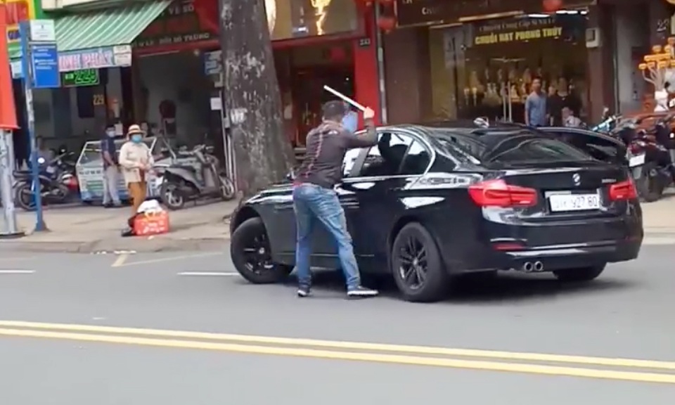 Thanh niên cầm gậy đập ô tô BMW gây náo loạn đường phố Sài Gòn - 1 Thanh niên cầm gậy đập ô tô BMW gây náo loạn đường phố Sài Gòn - 1