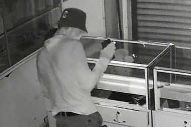 Tên trộm chui cửa sổ vào cửa hàng ở TPHCM lấy nhiều điện thoại