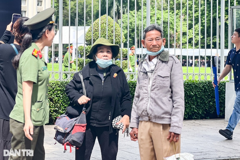 TPHCM: Cụ bà 91 tuổi ngồi xe lăn đến tiễn Tổng Bí thư Nguyễn Phú Trọng - 1 TPHCM: Cụ bà 91 tuổi ngồi xe lăn đến tiễn Tổng Bí thư Nguyễn Phú Trọng - 1