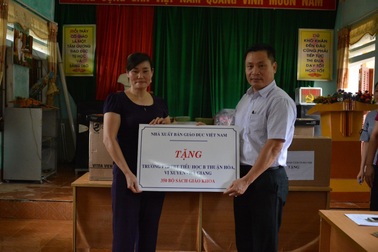 NXB Giáo dục Việt Nam tặng hàng trăm đầu sách cho học sinh vùng khó Hà Giang